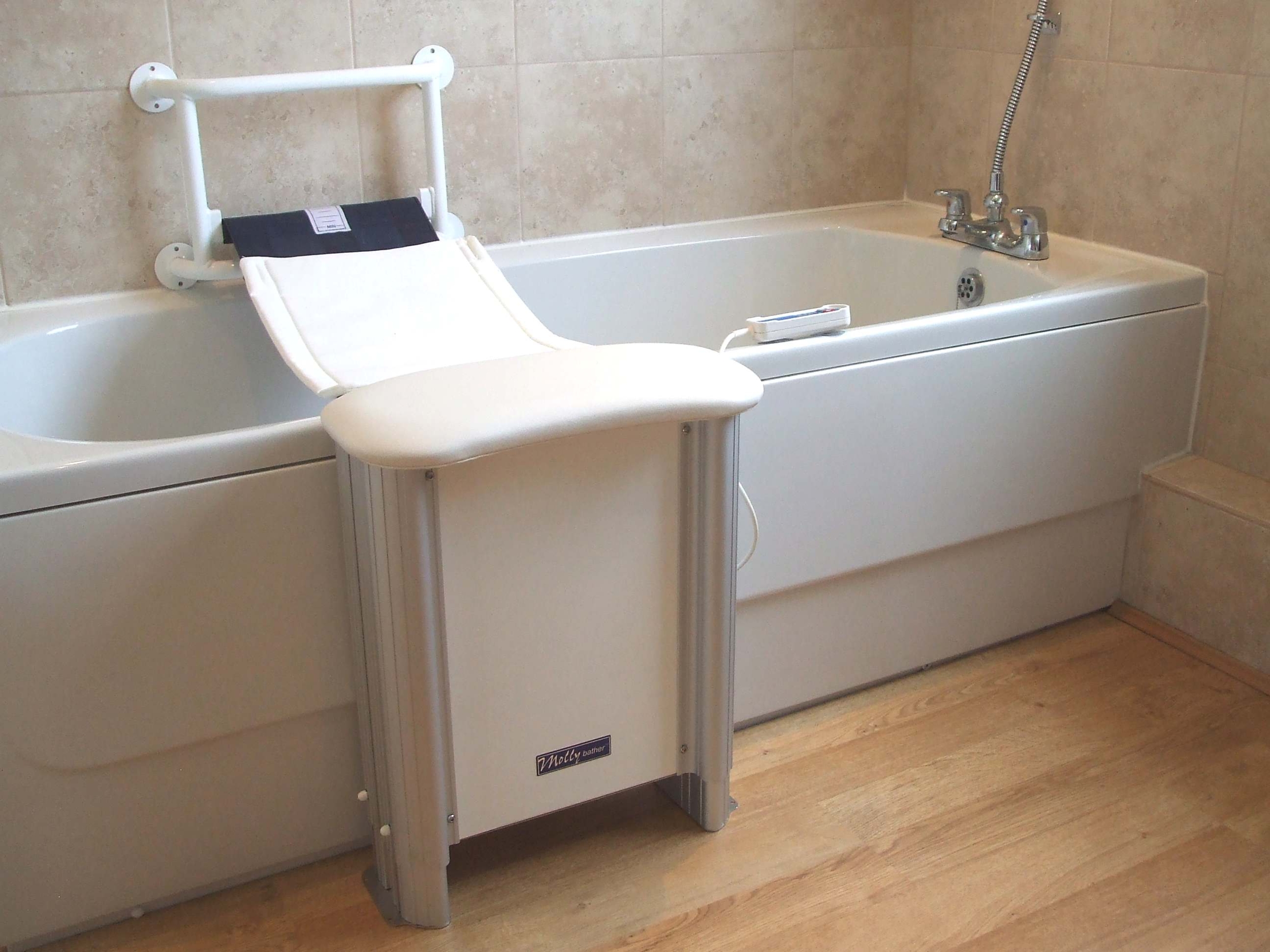 Gagner plus d’autonomie avec un élévateur de bain